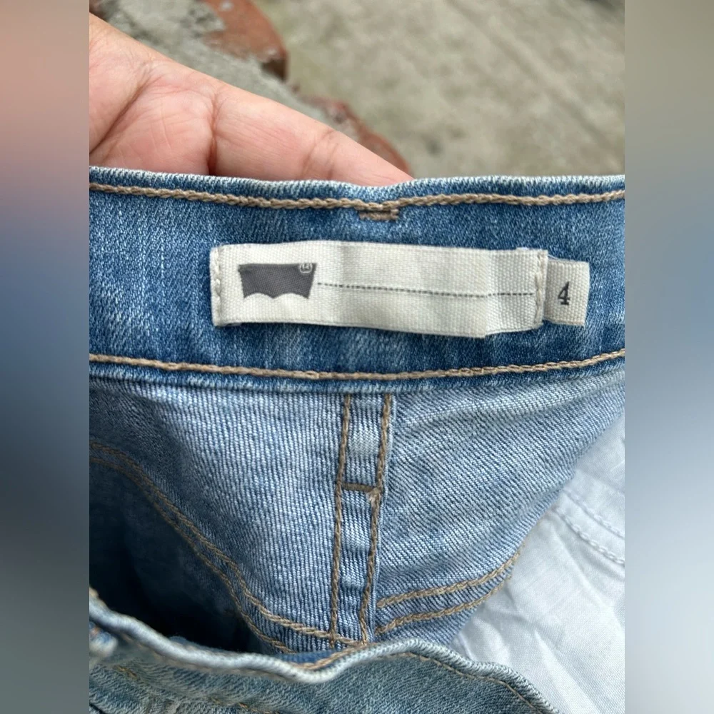 Levi’s denim shirt. NWOT. Size 4 - Picture 7 of 11